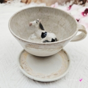 Filiżanka koń ceramiczna ze spodkiem i koniem siwym srokatym w środku ręcznie toczona i malowana w koń ze spodkiem prezent dla koniarza w kolorze beżu i ecru przenikającym się kubek z koniem koń siwy