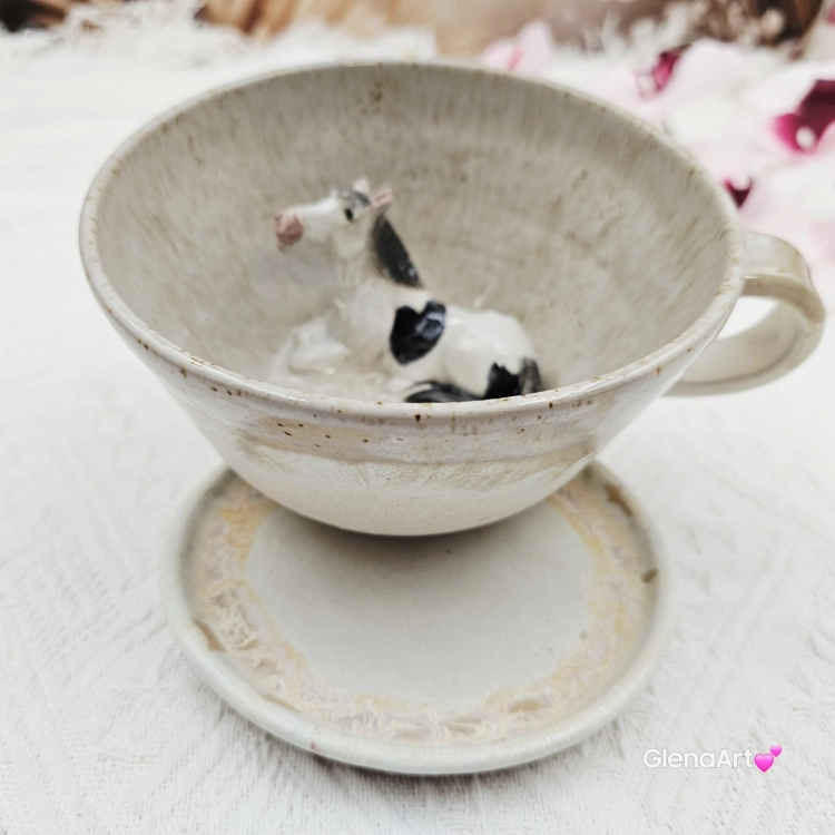 Filiżanka koń ceramiczna ze spodkiem i koniem siwym srokatym w środku ręcznie toczona i malowana w koń ze spodkiem prezent dla koniarza w kolorze beżu i ecru przenikającym się kubek z koniem koń siwy