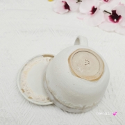 Filiżanka koń ceramiczna ze spodkiem i koniem siwym srokatym w środku ręcznie toczona i malowana w koń ze spodkiem prezent dla koniarza w kolorze beżu i ecru przenikającym się kubek z koniem koń siwy