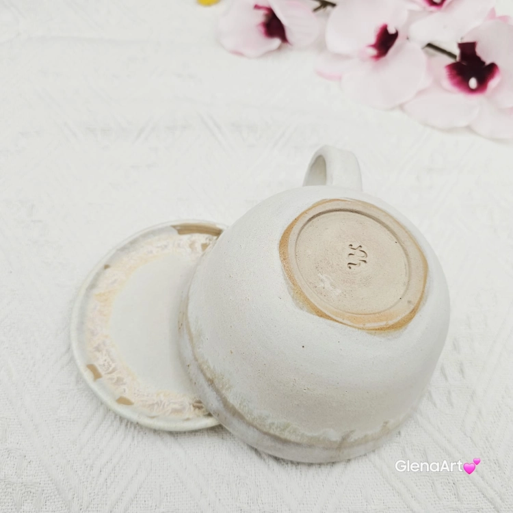 Filiżanka koń ceramiczna ze spodkiem i koniem siwym srokatym w środku ręcznie toczona i malowana w koń ze spodkiem prezent dla koniarza w kolorze beżu i ecru przenikającym się kubek z koniem koń siwy