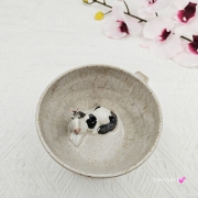 Filiżanka koń ceramiczna ze spodkiem i koniem siwym srokatym w środku ręcznie toczona i malowana w koń ze spodkiem prezent dla koniarza w kolorze beżu i ecru przenikającym się kubek z koniem koń siwy