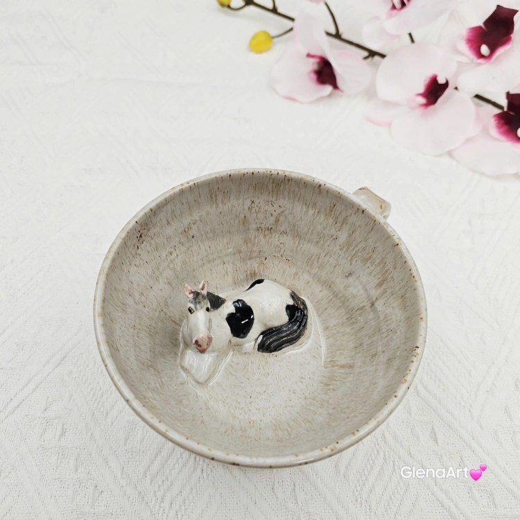 Filiżanka koń ceramiczna ze spodkiem i koniem siwym srokatym w środku ręcznie toczona i malowana w koń ze spodkiem prezent dla koniarza w kolorze beżu i ecru przenikającym się kubek z koniem koń siwy