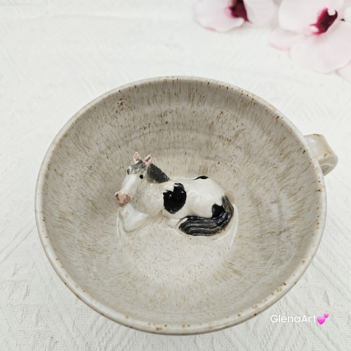 Filiżanka koń ceramiczna ze spodkiem i koniem siwym srokatym w środku ręcznie toczona i malowana w koń ze spodkiem prezent dla koniarza w kolorze beżu i ecru przenikającym się kubek z koniem koń siwy