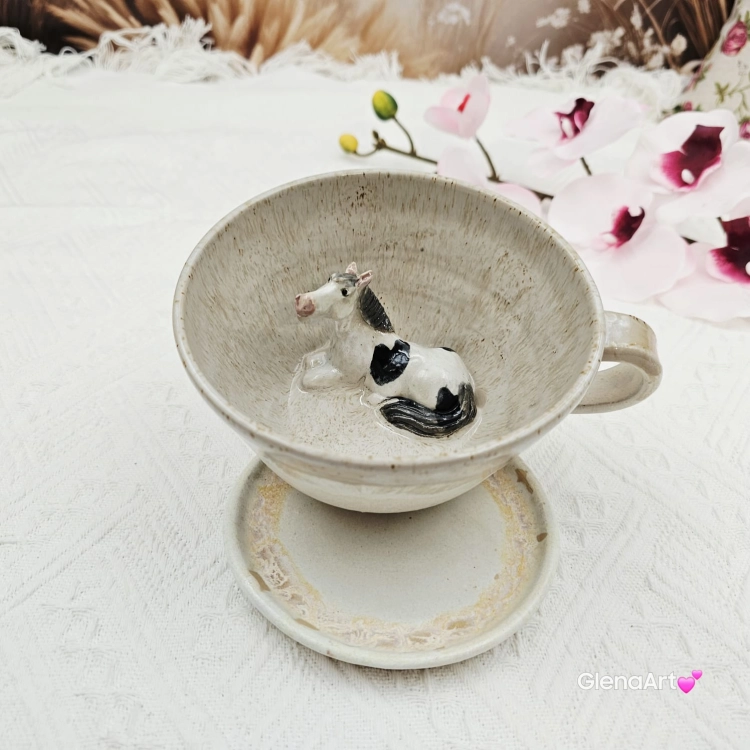 Filiżanka koń ceramiczna ze spodkiem i koniem siwym srokatym w środku ręcznie toczona i malowana w koń ze spodkiem prezent dla koniarza w kolorze beżu i ecru przenikającym się kubek z koniem koń siwy