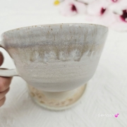 Filiżanka koń ceramiczna ze spodkiem i koniem siwym srokatym w środku ręcznie toczona i malowana w koń ze spodkiem prezent dla koniarza w kolorze beżu i ecru przenikającym się kubek z koniem koń siwy