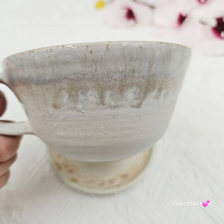 Filiżanka koń ceramiczna ze spodkiem i koniem siwym srokatym w środku ręcznie toczona i malowana w koń ze spodkiem prezent dla koniarza w kolorze beżu i ecru przenikającym się kubek z koniem koń siwy