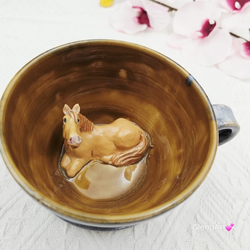 Ceramika filiżanka ceramiczna z jasnym gniadym koń karmelowy ze spodkiem i figurką gniadego konia wewnątrz filiżanki ręcznie toczona i malowana w kolorze szarości i brązu ceramika użytkowa kubek z koniem koń w filiżance filiżanka z koniem piękna ceramika