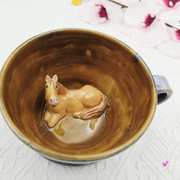 Ceramika filiżanka ceramiczna z jasnym gniadym koń karmelowy ze spodkiem i figurką gniadego konia wewnątrz filiżanki ręcznie toczona i malowana w kolorze szarości i brązu ceramika użytkowa kubek z koniem koń w filiżance filiżanka z koniem piękna ceramika