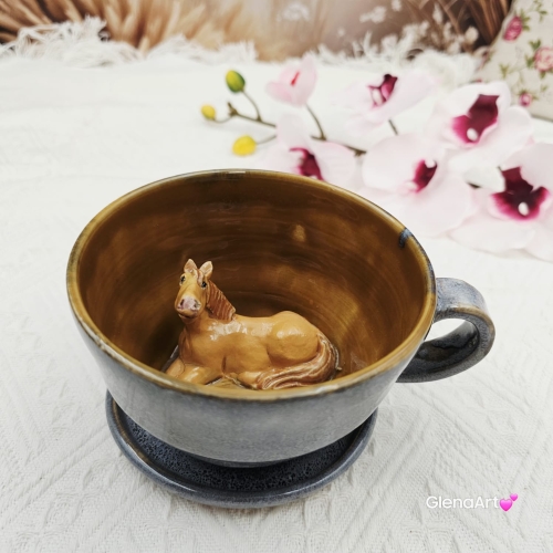 Ceramika filiżanka ceramiczna z jasnym gniadym koń karmelowy ze spodkiem i figurką gniadego konia wewnątrz filiżanki ręcznie toczona i malowana w kolorze szarości i brązu ceramika użytkowa kubek z koniem koń w filiżance filiżanka z koniem piękna ceramika