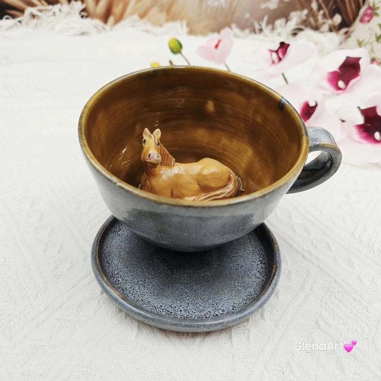 Ceramika filiżanka ceramiczna z jasnym gniadym koń karmelowy ze spodkiem i figurką gniadego konia wewnątrz filiżanki ręcznie toczona i malowana w kolorze szarości i brązu ceramika użytkowa kubek z koniem koń w filiżance filiżanka z koniem piękna ceramika