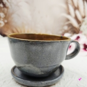 Ceramika filiżanka ceramiczna z jasnym gniadym koń karmelowy ze spodkiem i figurką gniadego konia wewnątrz filiżanki ręcznie toczona i malowana w kolorze szarości i brązu ceramika użytkowa kubek z koniem koń w filiżance filiżanka z koniem piękna ceramika