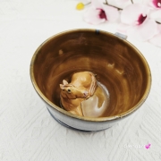 Ceramika filiżanka ceramiczna z jasnym gniadym koń karmelowy ze spodkiem i figurką gniadego konia wewnątrz filiżanki ręcznie toczona i malowana w kolorze szarości i brązu ceramika użytkowa kubek z koniem koń w filiżance filiżanka z koniem piękna ceramika