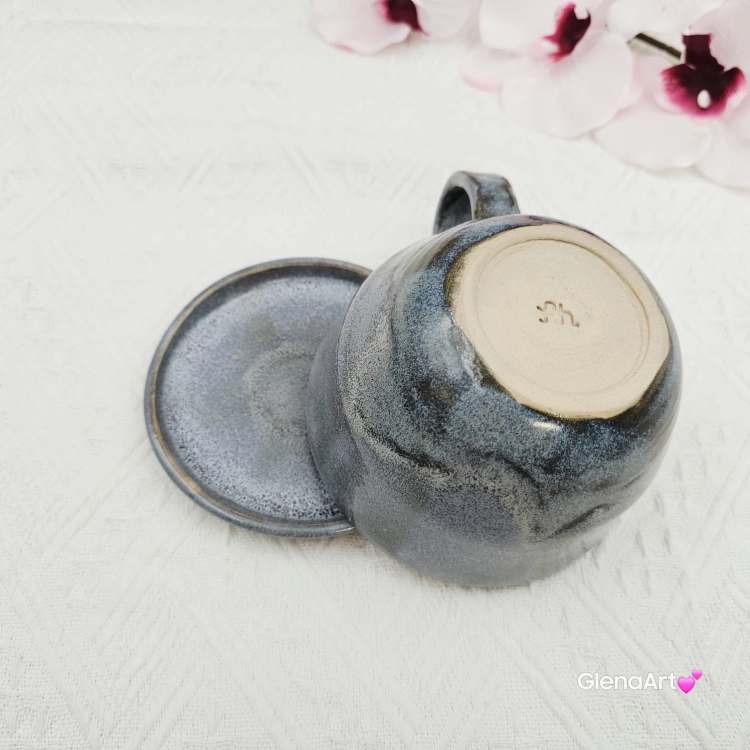 Ceramika filiżanka ceramiczna z jasnym gniadym koń karmelowy ze spodkiem i figurką gniadego konia wewnątrz filiżanki ręcznie toczona i malowana w kolorze szarości i brązu ceramika użytkowa kubek z koniem koń w filiżance filiżanka z koniem piękna ceramika