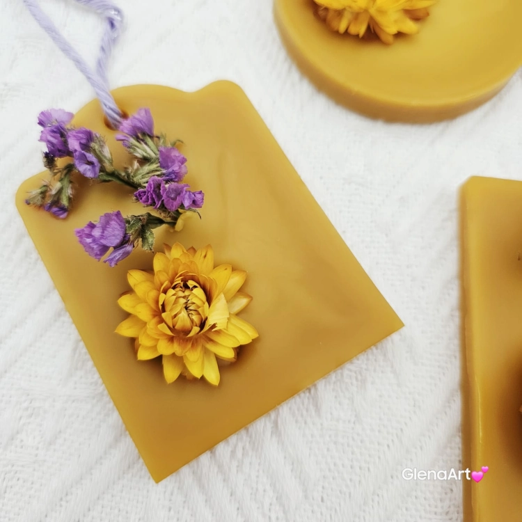Zawieszka tabliczka florencka z kocanką i zatrwianem pszczela zawieszka do szafy z wosku pszczelego 100 % naturalna z suszem kwiatowym pachnąca delikatnie miodkiem na sznurku gotowa do zawieszenia woskowa zawieszka z wosku pszczelego z suszkami