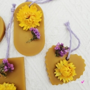 Zawieszka tabliczka florencka z kocanką i zatrwianem pszczela zawieszka do szafy z wosku pszczelego 100 % naturalna z suszem kwiatowym pachnąca delikatnie miodkiem na sznurku gotowa do zawieszenia woskowa zawieszka z wosku pszczelego z suszkami