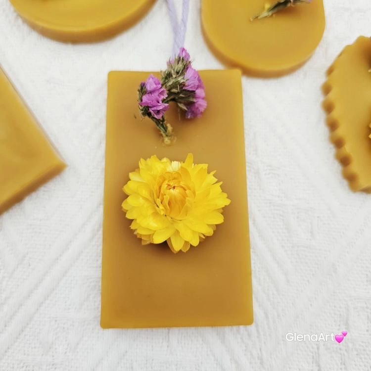 Zawieszka tabliczka florencka z kocanką i zatrwianem pszczela zawieszka do szafy z wosku pszczelego 100 % naturalna z suszem kwiatowym pachnąca delikatnie miodkiem na sznurku gotowa do zawieszenia woskowa zawieszka z wosku pszczelego z suszkami
