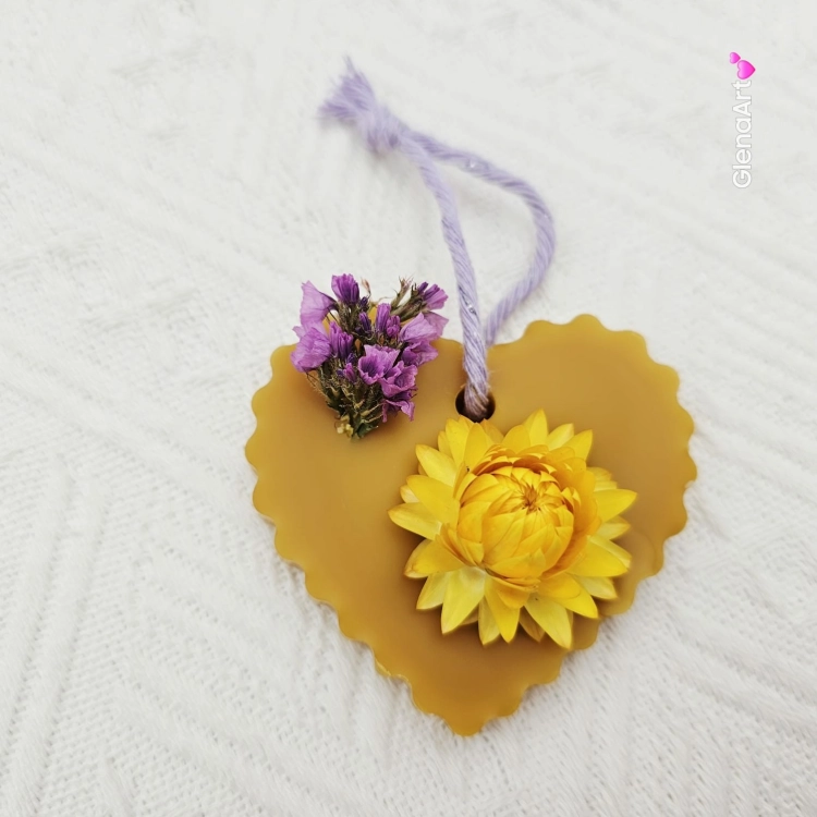 Zawieszka tabliczka florencka z kocanką i zatrwianem pszczela zawieszka do szafy z wosku pszczelego 100 % naturalna z suszem kwiatowym pachnąca delikatnie miodkiem na sznurku gotowa do zawieszenia woskowa zawieszka z wosku pszczelego z suszkami