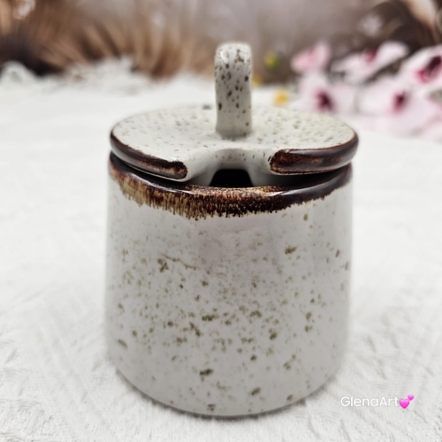 Cukiernica ceramiczna Hanny Rustic Krem Kera nakrapiana Kera Ceramika solidna cukiernica kremowa z pokrywką