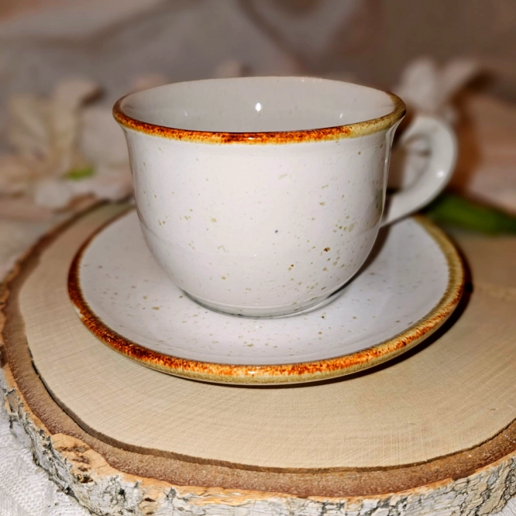 Filiżanka ceramiczna ze spodkiem nakrapiana Trio RUSTIC Krem Kera nakrapiana