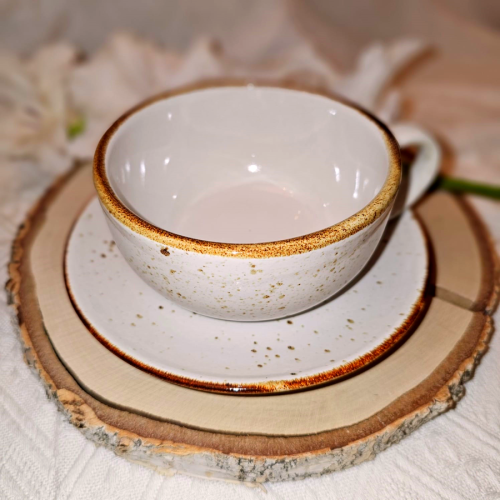 Duża Filiżanka ceramiczna ze spodkiem Jumbo Rustic Krem Kera nakrapiana