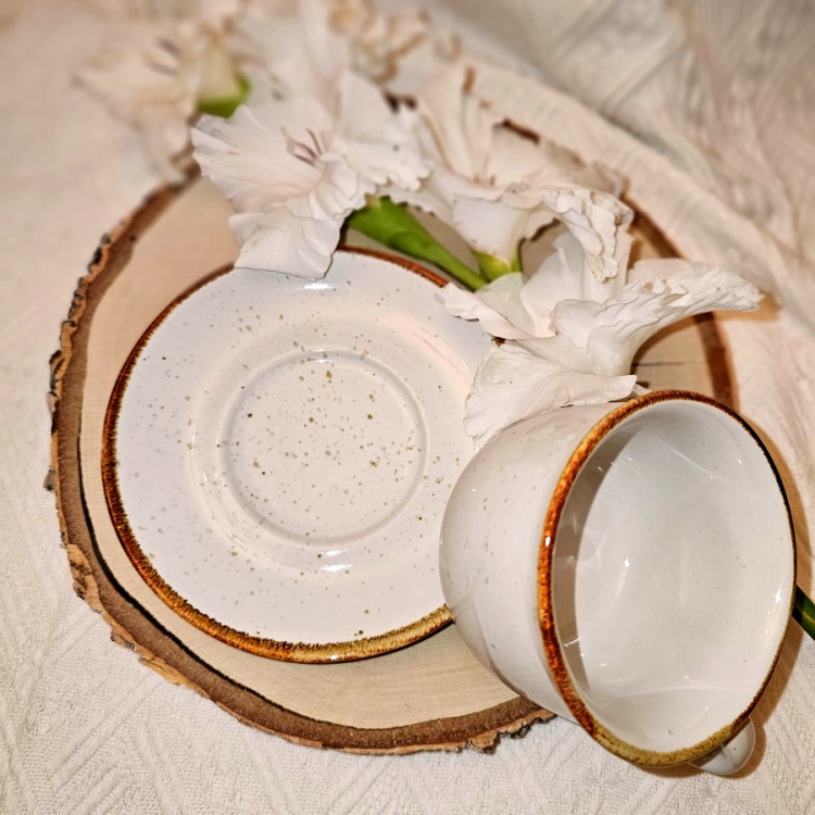 Filiżanka ceramiczna ze spodkiem nakrapiana Trio RUSTIC Krem Kera nakrapiana