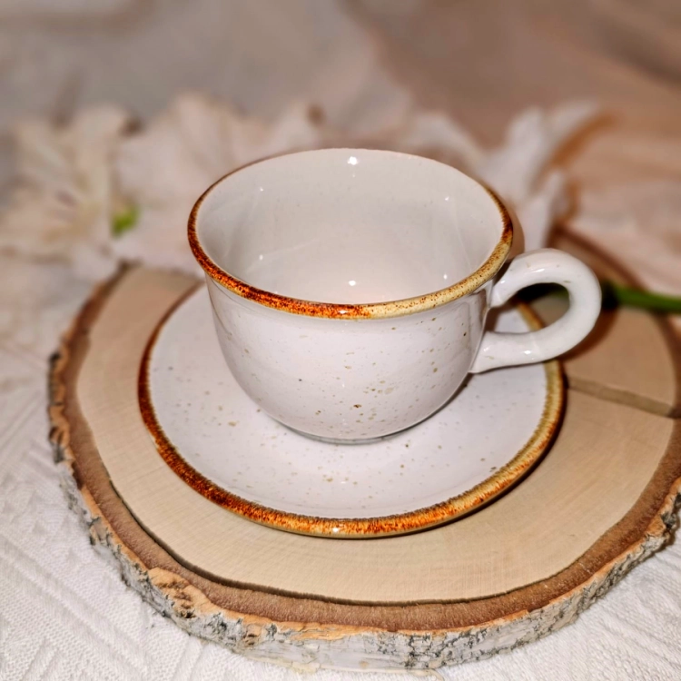 Filiżanka ceramiczna ze spodkiem nakrapiana Trio RUSTIC Krem Kera nakrapiana