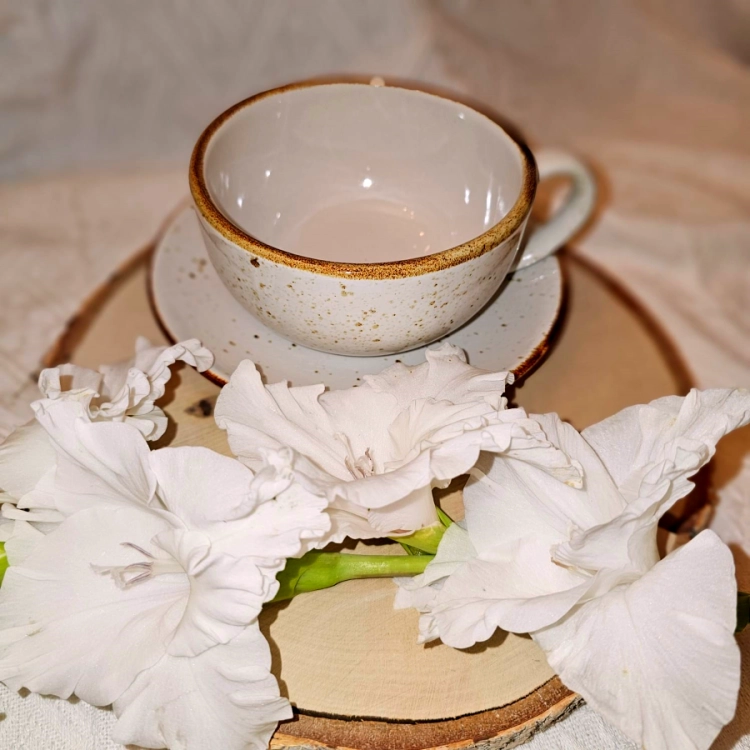 Duża Filiżanka ceramiczna ze spodkiem Jumbo Rustic Krem Kera nakrapiana