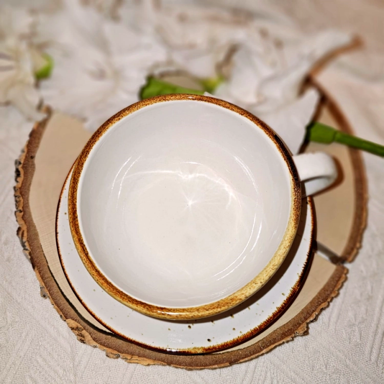 Duża Filiżanka ceramiczna ze spodkiem Jumbo Rustic Krem Kera nakrapiana