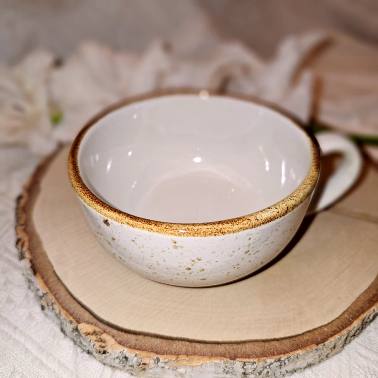 Duża Filiżanka ceramiczna ze spodkiem Jumbo Rustic Krem Kera nakrapiana