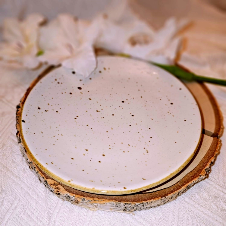 Talerz ceramiczny deserowy / śniadaniowy Still Rustic Krem Kera nakrapiany