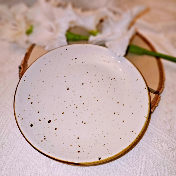Talerz ceramiczny deserowy / śniadaniowy Still Rustic Krem Kera nakrapiany