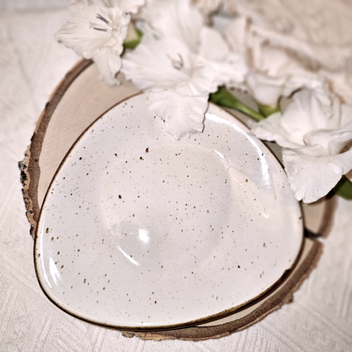 Talerz ceramiczny deserowy Delta Rustic Krem Kera nakrapiany