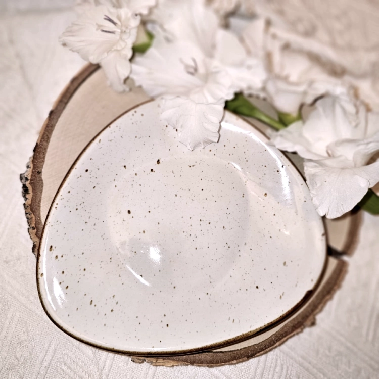 Talerz ceramiczny deserowy Delta Rustic Krem Kera nakrapiany