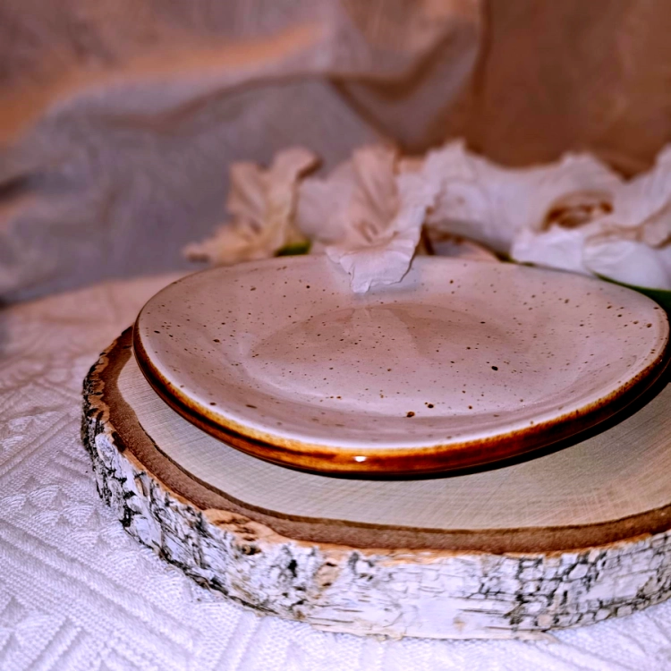 Talerz ceramiczny deserowy Delta Rustic Krem Kera nakrapiany