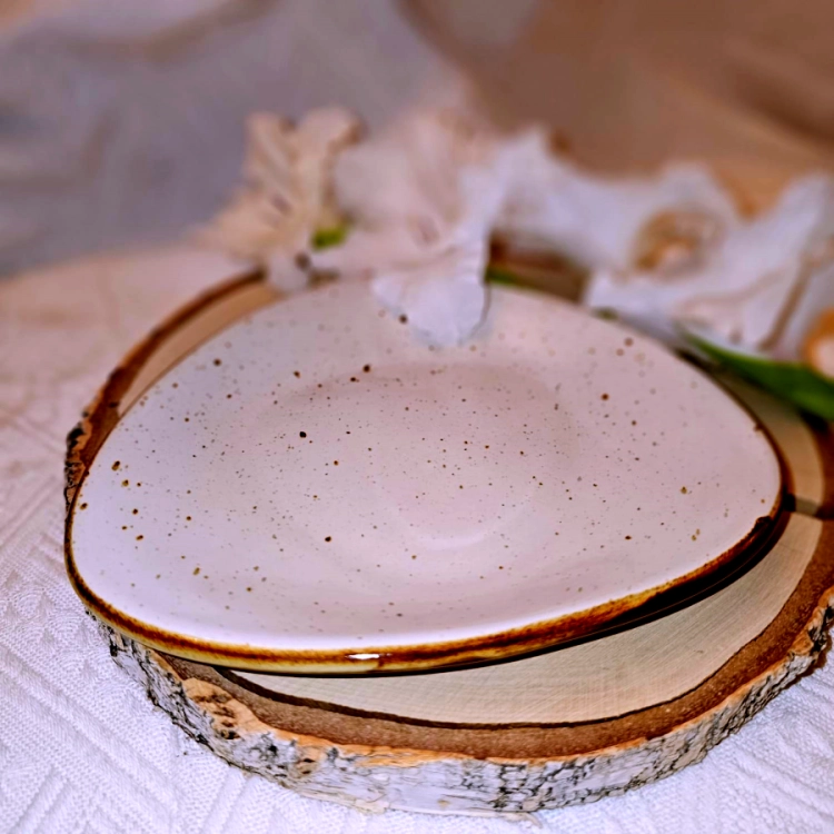 Talerz ceramiczny deserowy Delta Rustic Krem Kera nakrapiany