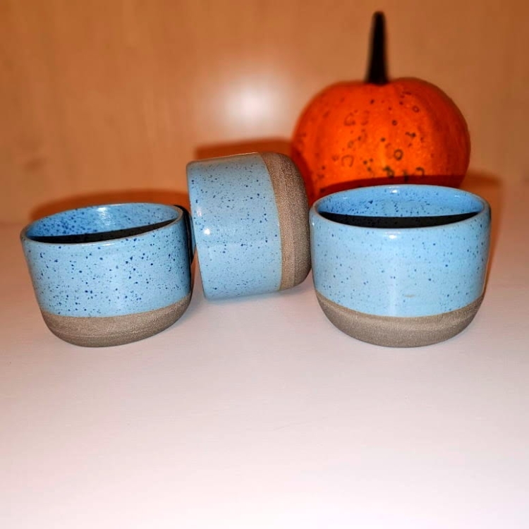 Piękny kubek ceramiczny nakrapiany błękitno - szary - 150 ml z uchem ręczni toczony