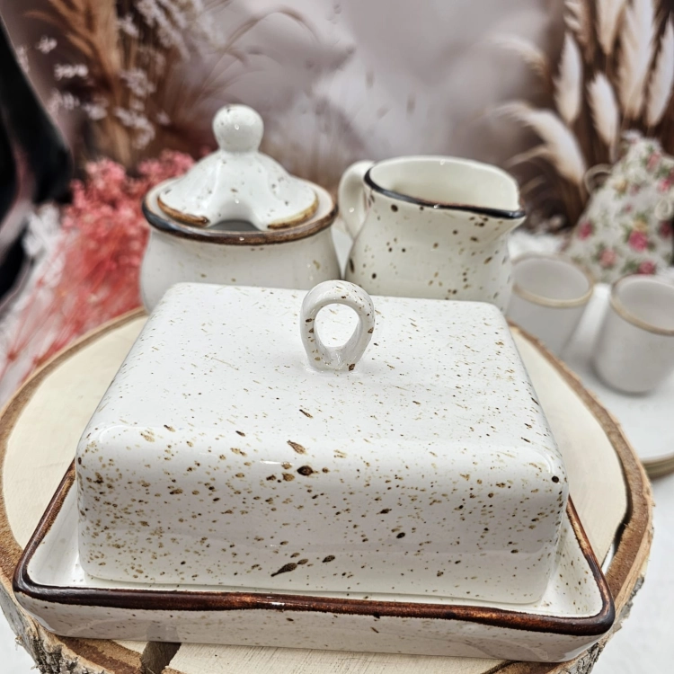 Zestaw zastawa stołowa ceramiczna rustykalna komplet stołowy maselnica cukiernica mlecznik kera Still Rustic Krem nakrapiana 3 częściowy zestaw na prezent komplet ceramiki ST