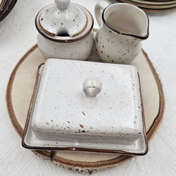 Zestaw zastawa stołowa ceramiczna rustykalna komplet stołowy maselnica cukiernica mlecznik kera Still Rustic Krem nakrapiana 3 częściowy zestaw na prezent komplet ceramiki ST