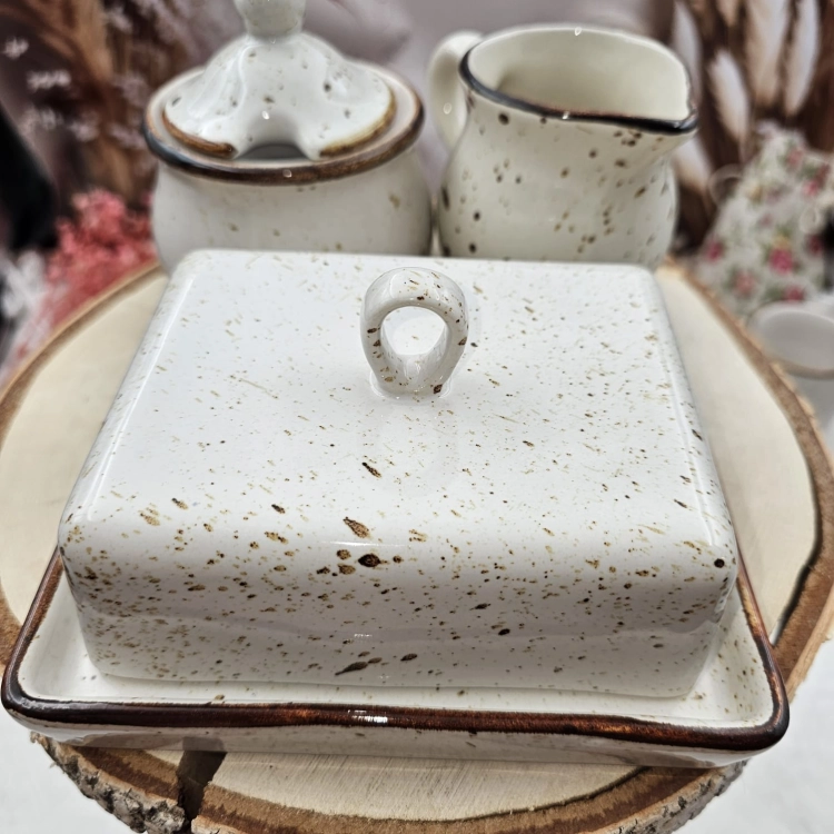 Zestaw zastawa stołowa ceramiczna rustykalna komplet stołowy maselnica cukiernica mlecznik kera Still Rustic Krem nakrapiana 3 częściowy zestaw na prezent komplet ceramiki ST