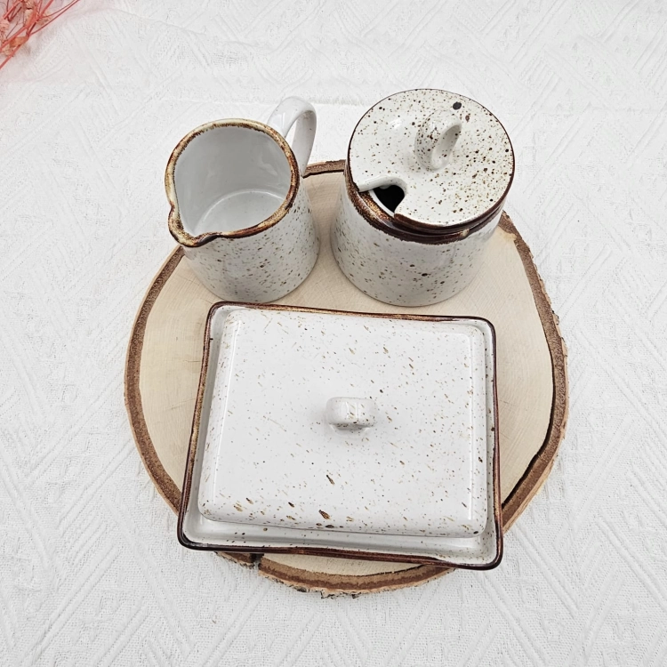 Zestaw 3 - części zastawa stołowa ceramiczna rustykalna komplet stołowy maselnica cukiernica mlecznik kera Still Rustic Krem nakrapiana 3 częściowy zestaw na prezent komplet ceramiki NW