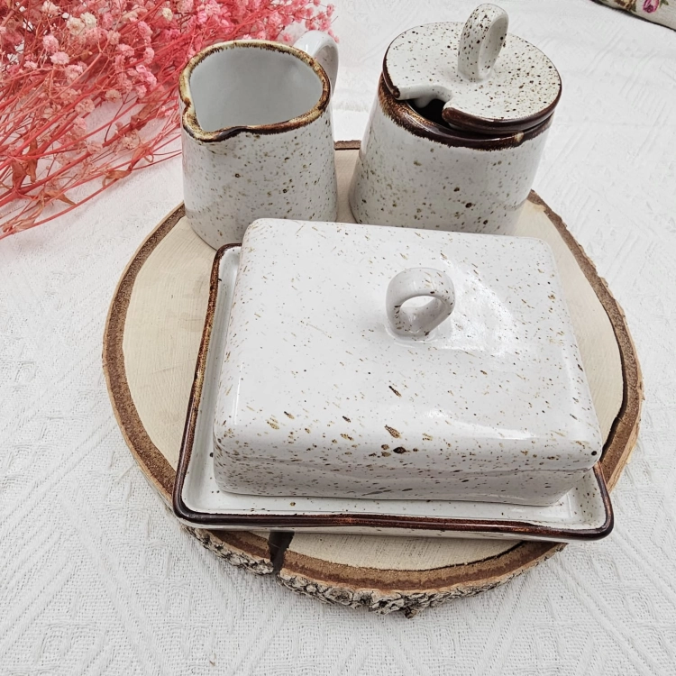Zestaw 3 - części zastawa stołowa ceramiczna rustykalna komplet stołowy maselnica cukiernica mlecznik kera Still Rustic Krem nakrapiana 3 częściowy zestaw na prezent komplet ceramiki NW