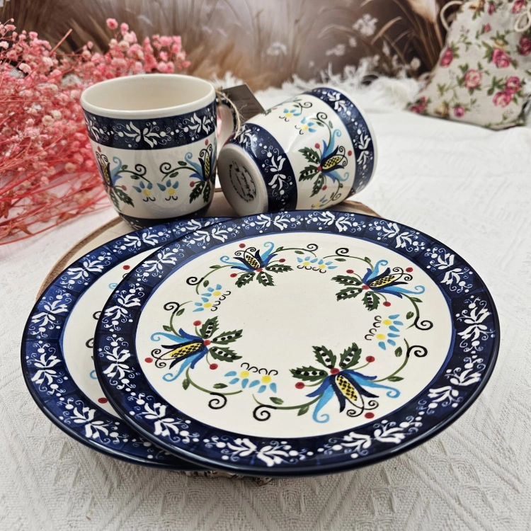 Zestaw kaszubski komplet zastawa stołowa 4 - częściowa dla 2 osób talerzyki ceramiczne i kubki folkowe kaszubski śniadaniowy kaszubek i kubek bel ceramiczny kaszubska ceramika ręcznie zdobiona Arbata 320 ml na prezent