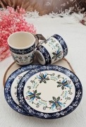 Zestaw kaszubski komplet zastawa stołowa 4 - częściowa dla 2 osób talerzyki ceramiczne i kubki folkowe kaszubski śniadaniowy kaszubek i kubek bel ceramiczny kaszubska ceramika ręcznie zdobiona Arbata 320 ml na prezent
