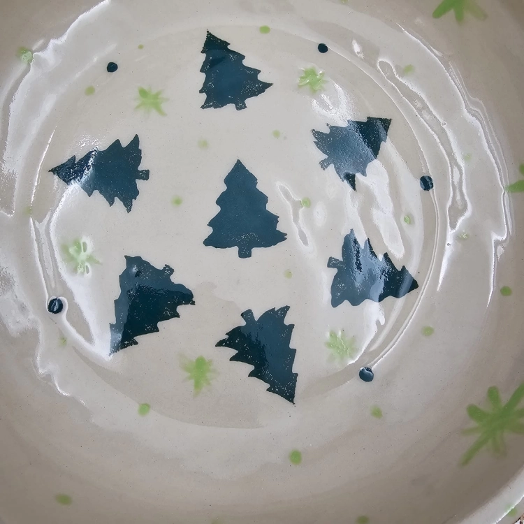 Miska choinka motyw świąteczny wewnątrz ceramiczna nieidealna Glena Art talerz głęboki na zupę 0,8 l ceramiczny ceramika rękodzieło ręcznie robiona z formy miska talerz do zupy z jasnej masy kamionkowej z choinkami i śnieżynkami