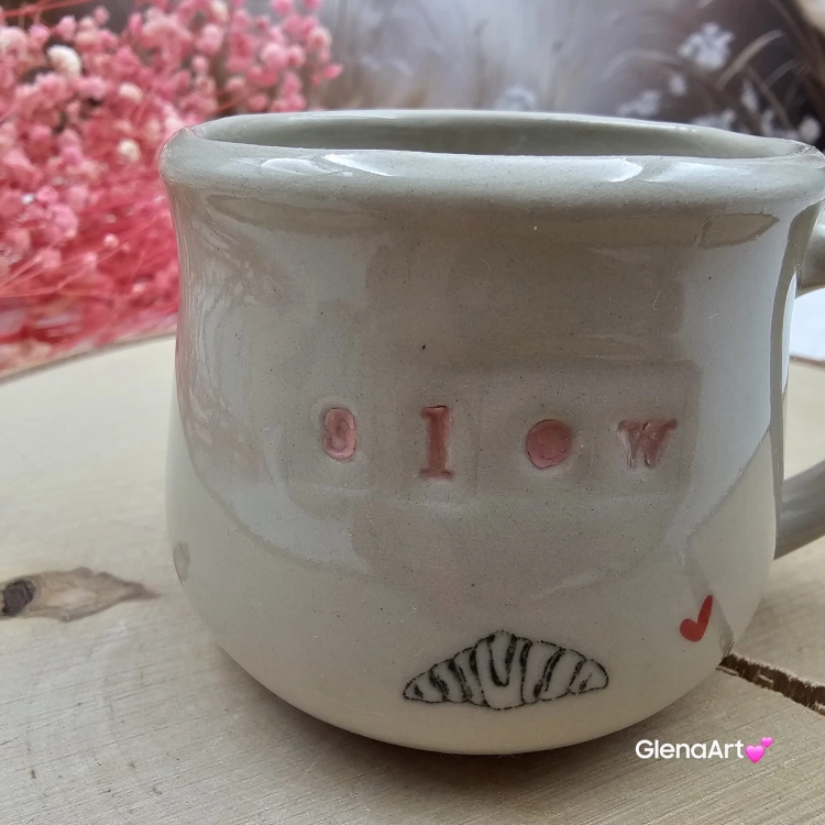 Kubek ceramiczny slow i croissant Glena Art beczułka mała kubeczek z uszkiem do kawy herbaty ulubiony kubek z napisem slow i croissant i rogalikiem ceramiczny ceramika 120 ml