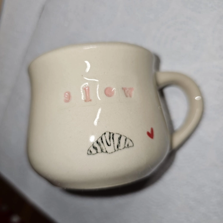 Kubek ceramiczny slow i croissant Glena Art beczułka mała kubeczek z uszkiem do kawy herbaty ulubiony kubek z napisem slow i croissant i rogalikiem ceramiczny ceramika 120 ml