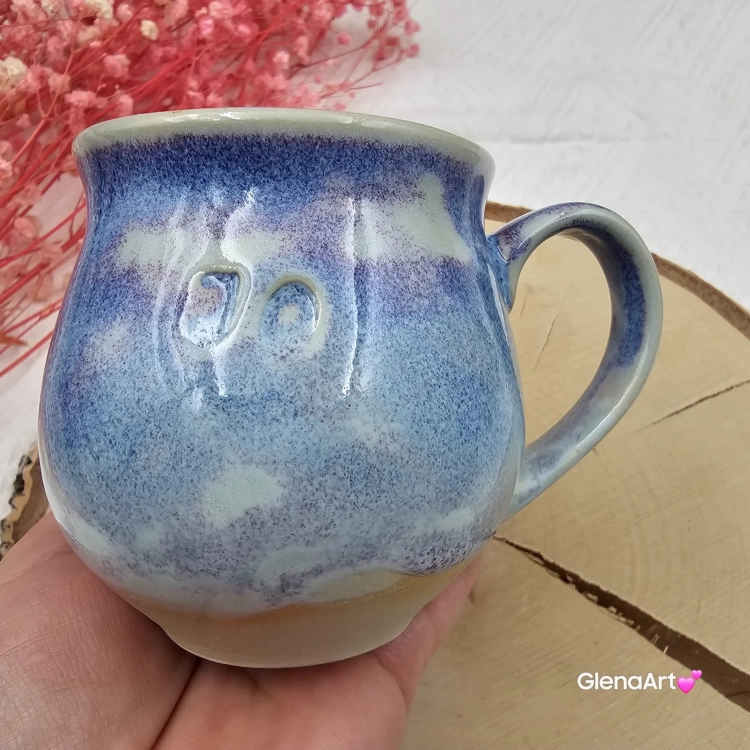 Kubek czeski błękitna chmurka jo ceramiczny Glena Art beczułka niebieska z napisem JO pop kaszubsku tak kubek z uszkiem do kawy herbaty ulubiony kubek ceramiczny ceramika 250 ml jo