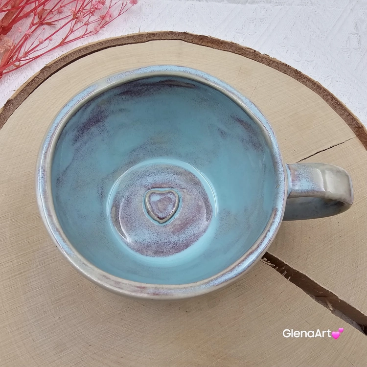 Filiżanka ceramiczna z serduszkiem na dnie Glena Art niebieska chmurka z uszkiem do kawy herbaty ulubiony kubek ceramiczny ceramika 250 ml rękodzieło niebieskie kolory i serduszko na dnie