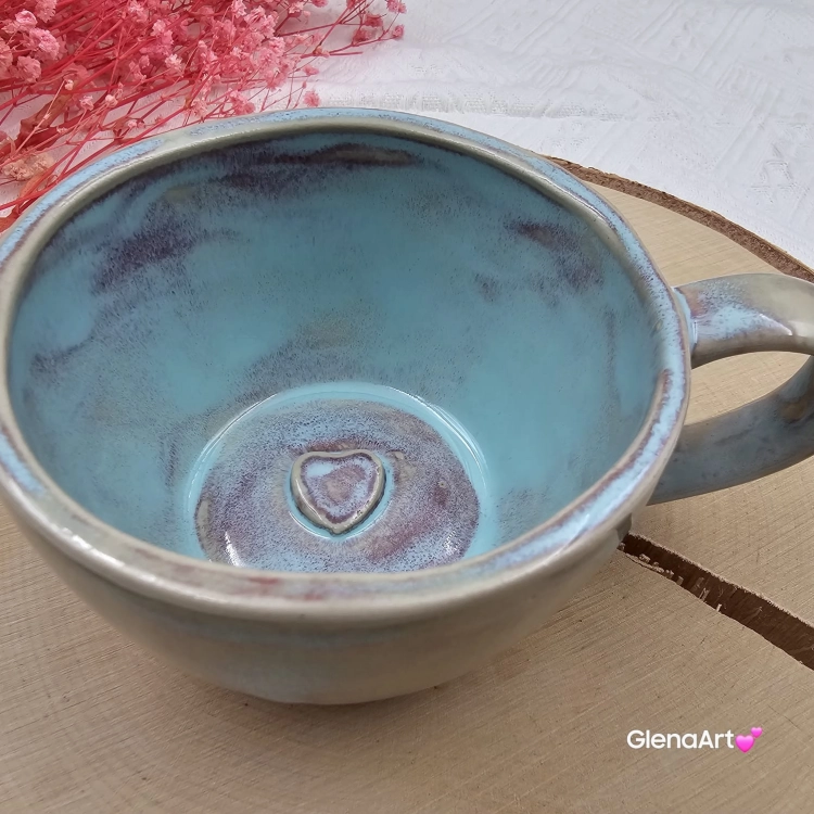 Filiżanka ceramiczna z serduszkiem na dnie Glena Art niebieska chmurka z uszkiem do kawy herbaty ulubiony kubek ceramiczny ceramika 250 ml rękodzieło niebieskie kolory i serduszko na dnie