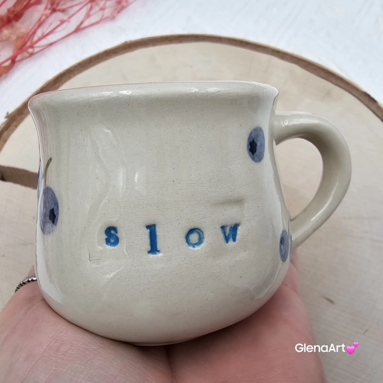 Kubek jagody ceramiczny slow i jagódki Glena Art beczułka mała kubeczek z uszkiem do kawy herbaty ulubiony kubek z napisem slow i jagódkami ceramiczny ceramika 120 ml